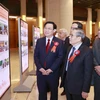 Chủ tịch Quốc hội Vương Đình Huệ và đại biểu xem triển lãm công tác dân nguyện của Quốc hội Việt Nam qua các thời kỳ. (Ảnh: Doãn Tấn/TTXVN) 