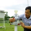 Nhân viên của Đài Khí tượng Thủy văn khu vực Bắc Trung Bộ duy tu, bảo dưỡng các trang thiết bị để đảm bảo thông tin về thời tiết thông suốt trong mùa mưa bão. (Ảnh: Thế Duyệt/TTXVN)