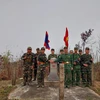 Đội tuần tra song phương hai bên thống nhất kết quả kiểm tra tại mốc 120, tuyến biên giới Việt Nam-Lào. (Ảnh: TTXVN phát) 