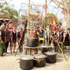 Hội đồng già làng của làng Prăng gồm 9 thành viên uy tín đứng ra làm lễ cúng Sơmă Kơcham. (Ảnh: Quang Thái/TTXVN) 