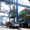 Hoạt động bốc dỡ hàng hóa xuất nhập khẩu tại Tân Cảng Cát Lái. (Ảnh: Hồng Đạt/TTXVN) 