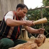 Đối với đồng bào dân tộc Mơ Nâm (nhánh thuộc dân tộc Xê Đăng) đang sinh sống tập trung tại làng Kon Du (xã Măng Cành, huyện Kon Plông, tỉnh Kon Tum), nghệ nhân ưu tú A Gông được xem như người giữ hồn cho tượng gỗ truyền thống. (Ảnh: Khoa Chương/TTXVN) 