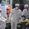 Chuyển bệnh nhân nhiễm COVID-19 tới bệnh viện ở Mumbai, Ấn Độ. (Ảnh: AFP/TTXVN) 