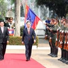 Chủ tịch nước Võ Văn Thưởng và Tổng Bí thư, Chủ tịch nước Lào Thongloun Sisoulith duyệt đội danh dự. (Ảnh: Thống Nhất/TTXVN) 