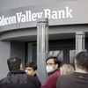 Người dân xếp hàng bên ngoài trụ sở ngân hàng Silicon Valley Bank (SVB) ở Santa Clara, California, Mỹ. (Ảnh: THX/TTXVN) 