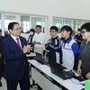 Thủ tướng Phạm Minh Chính với các học sinh, sinh viên Đại học Quốc gia Hà Nội cơ sở Hòa Lạc. (Ảnh: Dương Giang/TTXVN) 