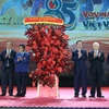 Chủ tịch nước Võ Văn Thưởng tặng hoa cho các lãnh đạo môn phái Vovinam. (Ảnh: Thống Nhất/TTXVN) 