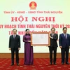 Phó Thủ tướng Trần Lưu Quang trao Quyết định của Thủ tướng Chính phủ phê duyệt Quy hoạch tỉnh Thái Nguyên thời kỳ 2021-2030, tầm nhìn đến năm 2050 cho các lãnh đạo tỉnh Thái Nguyên. (Ảnh: Thu Hằng/TTXVN)