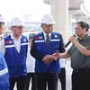 Thủ tướng Phạm Minh Chính trao đổi với đơn vị thi công Dự án xây dựng tuyến đường sắt đô thị số 1 (Bến Thành-Suối Tiên). (Ảnh: Dương Giang/TTXVN) 