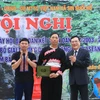 Giám đốc Sở Văn hóa Thể thao và Du lịch tỉnh Lai Châu Lương Chiến Công trao chứng nhận giải thưởng du lịch cộng đồng ASEAN cho điểm bản Sin Suối Hồ. (Ảnh: TTXVN phát)