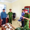Cơ quan Cảnh sát điều tra đọc lệnh bắt tạm giam bị can Bạch.C.T, Hiệu trưởng Trường TH &THCS xã Bình Sơn để điều tra về tội dâm ô. (Nguồn: Công an tỉnh Hoà Bình)