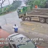[Video] Người đi xe đạp điện vượt ẩu, suýt bị xe tải tông trúng