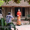 Du khách trải nghiệm làng cổ Đường Lâm. (Ảnh: Mai Mai/Vietnam+) 