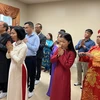 Đại sứ Việt Nam tại Mỹ Nguyễn Quốc Dũng cùng các đại biểu dâng hương tưởng nhớ các Vua Hùng. (Ảnh: Kiều Trang/TTXVN)
