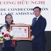 Chủ tịch Quốc hội Vương Đình Huệ trao tặng Huân chương Hữu nghị cho Viện văn hóa Argentina-Việt Nam. (Ảnh: Doãn Tấn/TTXVN) 