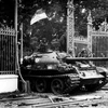 11h30 phút ngày 30/4/1975, xe tăng quân Giải phóng băng qua cánh cổng sắt, đánh chiếm Phủ Tổng thống ngụy Sài Gòn, sào huyệt cuối cùng của quân địch, kết thúc oanh liệt cuộc trường chinh 30 năm chống ngoại xâm của dân tộc. (Ảnh: Mai Hưởng/TTXVN)