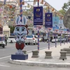 Hình ảnh linh vật thỏ trắng cùng pano, ápphích được trang hoàng trên tuyến phố chính tại Thủ đô Phnom Penh, chào đón SEA Games 32. (Ảnh: Minh Quyết/TTXVN) 