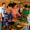 Du khách trải nghiệm hoạt động làm bánh dân gian tại Miss Hai Homestay, huyện Tam Bình, tỉnh Vĩnh Long. (Ảnh: Lê Thúy Hằng/TTXVN) 