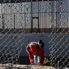 Người di cư vượt qua hàng rào biên giới Mỹ-Mexico tại El Paso, Texas, Mỹ. Ảnh minh họa. (Nguồn: AFP/TTXVN)