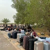 Người dân sơ tán tránh xung đột gần sân bay ở Omdurman, Sudan, ngày 26/4/2023. (Ảnh: THX/TTXVN)
