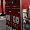 Người dân mua thẻ giao thông tại một ga tàu hỏa ở Đức. (Ảnh: Getty Images) 
