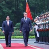 Thủ tướng Phạm Minh Chính và Thủ tướng Đại Công quốc Luxembourg Xavier Bettel duyệt Đội danh dự Quân đội nhân dân Việt Nam. (Ảnh: Dương Giang/TTXVN)
