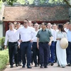 Thủ tướng Phạm Minh Chính và Thủ tướng Đại Công quốc Luxembourg Xavier Bettel tham quan Văn Miếu-Quốc Tử Giám. (Ảnh: Dương Giang/TTXVN)