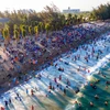 Biển Bình Sơn-Ninh Chữ (thành phố Phan Rang-Tháp Chàm) thu hút đông du khách đến vui chơi, nghỉ dưỡng trong dịp lễ. (Ảnh: Công Thử/TTXVN)