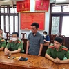 Bị can Lê Văn Dũng (người đứng) bị khởi tố về tội cưỡng đoạt tài sản. (Ảnh: Nguyễn Lân/TTXVN phát)