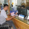 Người dân làm thủ tục hành chính tại bộ phận một cửa UBND thành phố Ninh Bình. (Ảnh: Hải Yến/TTXVN) 