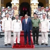 Thủ tướng Phạm Minh Chính với lãnh đạo Bộ Công an, lãnh đạo Cục An ninh Kinh tế. (Ảnh: Phạm Kiên/TTXVN) 