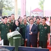 Thủ tướng Phạm Minh Chính tham quan trưng bày các sản phẩm sáng tạo của tuổi trẻ quân đội. (Ảnh: Dương Giang/TTXVN) 