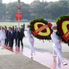 Lãnh đạo Đảng và Nhà nước đến đặt vòng hoa, vào Lăng viếng Chủ tịch Hồ Chí Minh. (Ảnh: An Đăng/TTXVN) 