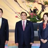 Thủ tướng Nhật Bản Kishida Fumio và Phu nhân đón Thủ tướng Phạm Minh Chính tham dự Hội nghị thượng đỉnh Nhóm các nước công nghiệp phát triển (G7) mở rộng. (Ảnh: Dương Giang/TTXVN) 