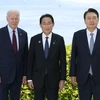 (Từ trái sang) Tổng thống Mỹ Joe Biden, Thủ tướng Nhật Bản Fumio Kishida và Tổng thống Hàn Quốc Yoon Suk-yeol tại cuộc gặp bên lề Hội nghị thượng đỉnh Nhóm Các nước công nghiệp phát triển hàng đầu thế giới (G7) tại Hiroshima, Nhật Bản ngày 21/5/2023. (Ngu