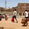 Người dân sơ tán tránh xung đột tại Khartoum, Sudan. (Ảnh: AFP/TTXVN) 
