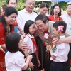 Thủ tướng Phạm Minh Chính thăm học sinh có hoàn cảnh đặc biệt khó khăn của Trường Phổ thông dân lập Herman Gmeiner. (Ảnh: Dương Giang/TTXVN) 