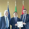 Đại sứ Dương Hải Hưng cùng Phó Chủ tịch Vùng Lombardia, ông Marco Alparone. (Ảnh: Thanh Hải/TTXVN)