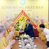 Thủ tướng Phạm Minh Chính chúc mừng các Chư tôn Giáo phẩm Giáo hội Phật giáo Việt Nam. (Ảnh: Dương Giang/TTXVN) 