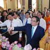 Thủ tướng Phạm Minh Chính và các Chư tôn Giáo phẩm cùng các đại biểu thực hiện nghi thức Tắm Phật tại chùa Quán Sứ, Hà Nội. (Ảnh: Dương Giang/TTXVN) 