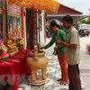 Người dân Khmer ở xã Vị Bình (tỉnh Hậu Giang) đến chùa Ratana Paphia Vararam thực hiện nghi lễ đón Tết Chôl Chnăm Thmây. (Ảnh: Hồng Thái/TTXVN)