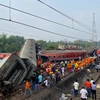 Lực lượng cứu hộ khắc phục hậu quả vụ tai nạn tàu hoả kinh hoàng ở Balasore, bang Odisha, Ấn Độ ngày 2/6/2023. (Nguồn: AFP/TTXVN)