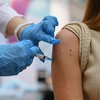 Nhân viên y tế tiêm vaccine phòng COVID-19 cho người dân. (Ảnh: THX/TTXVN) 