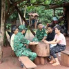 Lực lượng biên phòng Đồn Ia O, Biên phòng tỉnh Gia Lai thăm hỏi, động viên gia đình nạn nhân (làng Kloong, xã Ia O, huyện Ia Grai, Gia Lai) vừa được hỗ trợ đưa từ Campuchia về địa phương. (Ảnh: Hồng Điệp/TTXVN) 
