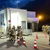 Lực lượng chức năng làm nhiệm vụ tại hiện trường vụ cháy trên tàu hỏa trong đường hầm gần thành phố Innsbruck, Áo tối 7/6/2023. (Nguồn: AFP/TTXVN)