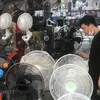 Thời tiết nắng nóng khiến nhu cầu mua các sản phẩm quạt tích điện của người dân Thủ đô tăng cao. (Ảnh: Việt Anh/Vietnam+) 