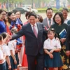 Thủ tướng Phạm Minh Chính với học sinh tại lễ phát động phong trào cả nước thi đua học tập. (Ảnh: Dương Giang/TTXVN) 