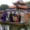 Các liền anh, liền chị hát quan họ tại Lễ hội Lim Bắc Ninh. (Ảnh: TTXVN) 