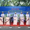 Các đại biểu thực hiện nghi thức khởi công dự án đường nối Trần Quốc Hoàn-Cộng Hòa. (Ảnh: Tiến Lực/TTXVN) 