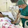Bác sỹ Bệnh viện Bà Rịa-Vũng Tàu thăm khám cho bệnh nhân sau hậu phẫu. (Ảnh: Hoàng Nhị/TTXVN)